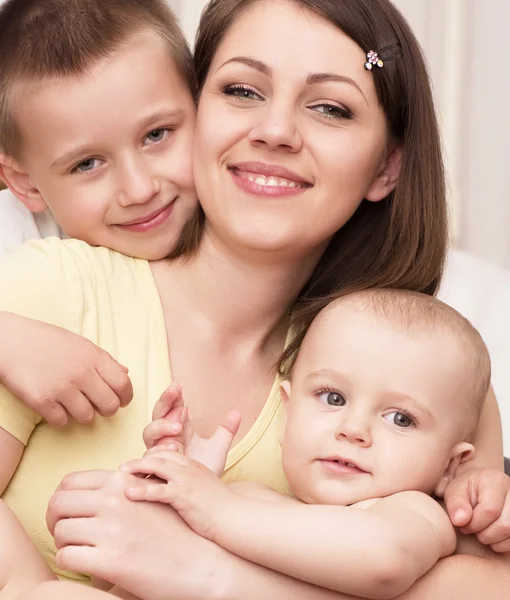 Jonge moeder met kleine zonen — Stockfoto