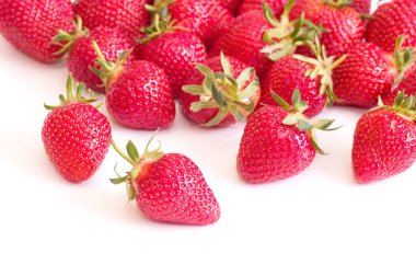 Çilek beyaz arkaplanda izole edildi