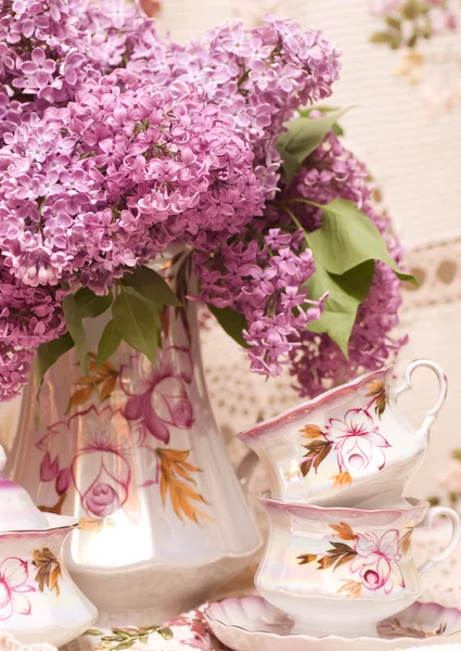 Ročník šálek s Lila květy na jaře — Stock fotografie