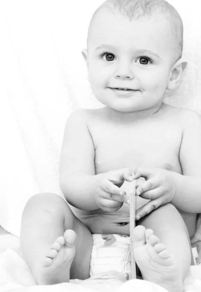 Zoete weinig baby glimlachend en op zoek — Stockfoto