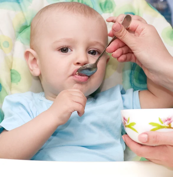 Moederdag hand voeding babyjongen — Stockfoto