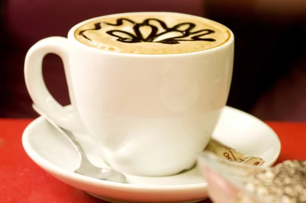 Belle tasse de café décorée avec du chocolat — Photo