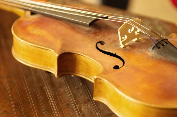 Close-up de um violino antigo — Fotografia de Stock