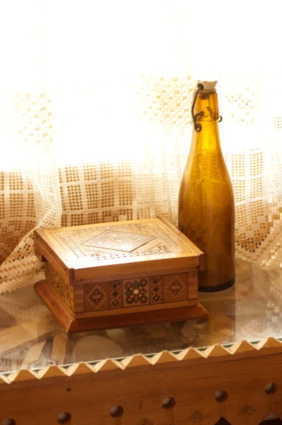 Houten doos en oude lege bierfles — Stockfoto