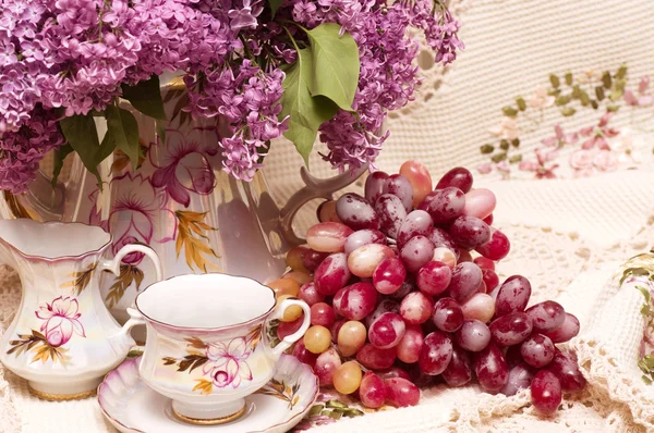 春の花ライラックとビンテージ茶碗 — ストック写真