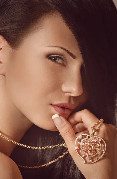 Mujer de moda con adornos preciosos joyas . — Foto de Stock