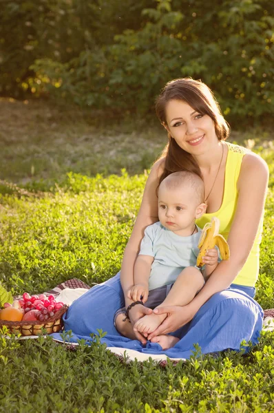 Jonge moeder met baby — Stockfoto