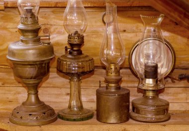 ahşap zemin üzerinde eski gaz lambaları