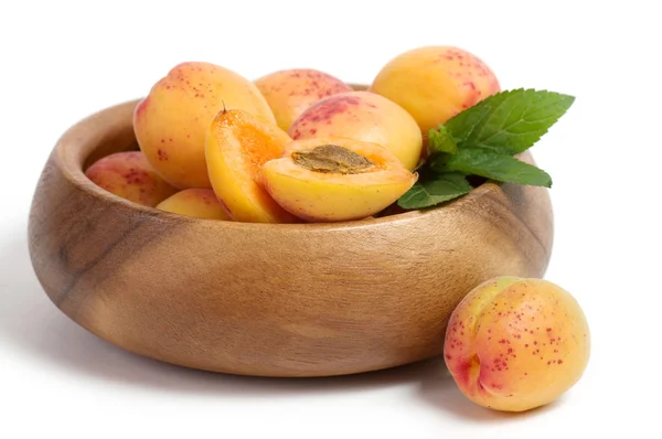 Mogna aprikoser på plattan — Stockfoto