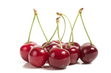 mükemmel tatlı kiraz yaprağı üzerinde beyaz bir arka plan izole.