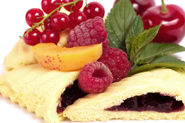 Rå berry och välsmakande kaka — Stockfoto