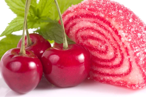 Färgglada marmelad med körsbär isolerad på vit bakgrund — Stockfoto