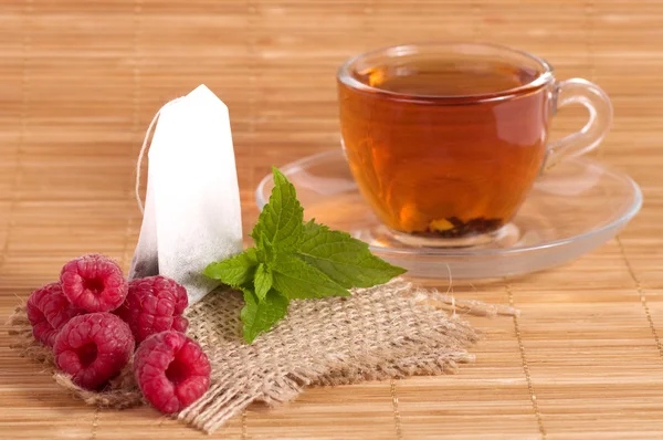 Фруктовый чай в чашке с ягодами — стоковое фото
