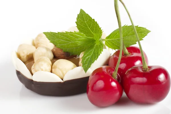 Raw cherry and tasty cake — Stock Photo, Image