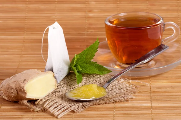 Tazza di tè con zenzero, miele e menta — Foto Stock