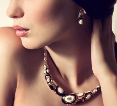 kadın moda mücevher süslemeli. moda portre