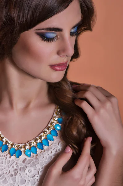 Mode vrouw met juwelen versieringen. mode portret — Stockfoto