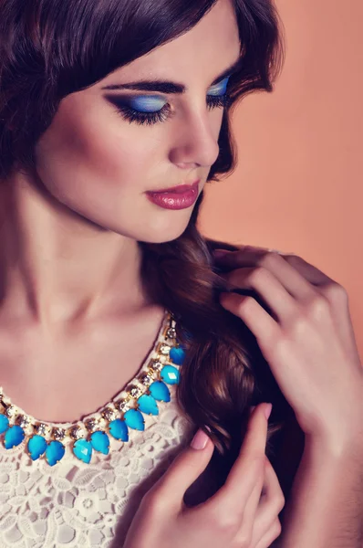 Mujer de moda con adornos de joyería. Retrato de moda — Foto de Stock