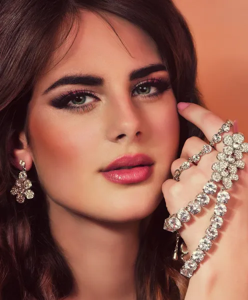 kadın moda takı değerli süslemeleri ile