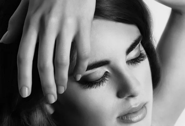 Retrato de una hermosa joven con maquillaje — Foto de Stock