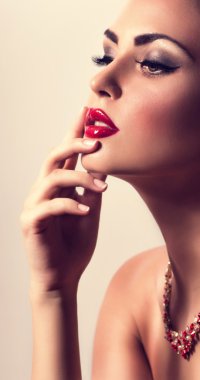 Makyajlı güzel bir genç kadının portresi.