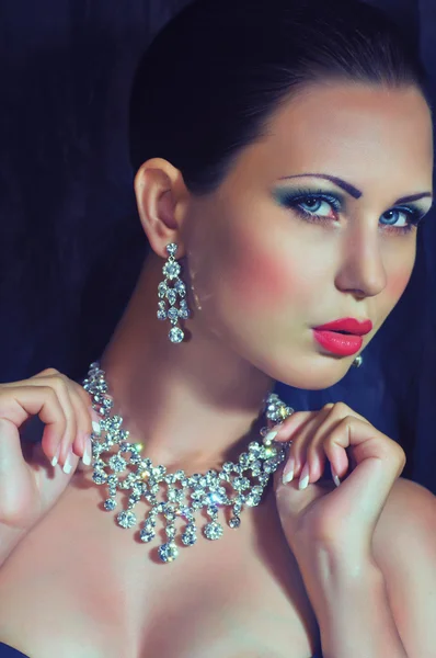 Fashion woman with jewelry precious decorations. — Stock Photo, Image