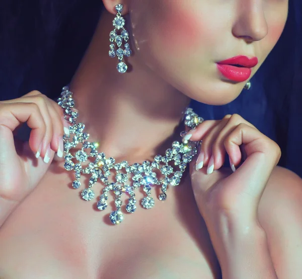 Fashion woman with jewelry precious decorations. — Stock Photo, Image