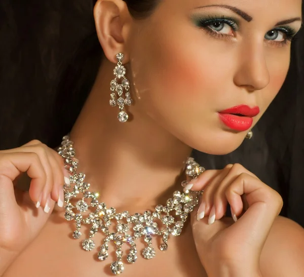 Fashion woman with jewelry precious decorations. — Stock Photo, Image