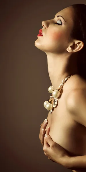 Donna di moda con gioielli preziose decorazioni . — Foto Stock