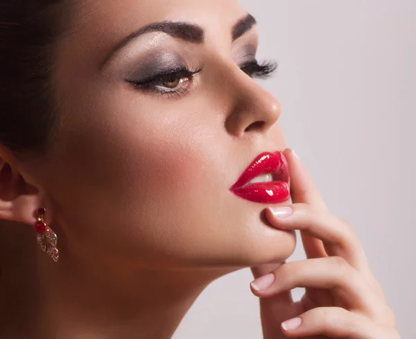 Retrato de una hermosa joven con maquillaje — Foto de Stock