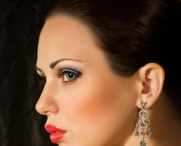 Portret pięknej młodej kobiety z makijażem — Zdjęcie stockowe