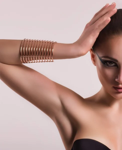 Mujer de moda con bijouterie joyería. Retrato de moda — Foto de Stock