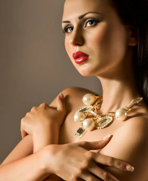 Mujer de moda con adornos preciosos joyas . — Foto de Stock