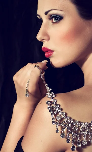 Mulher de moda com jóias decorações preciosas . — Fotografia de Stock