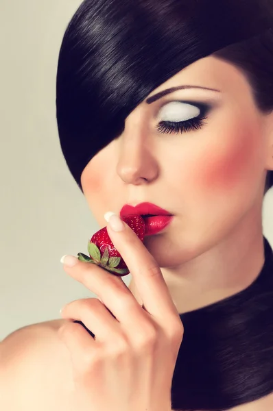 Giovane donna con fragola — Foto Stock