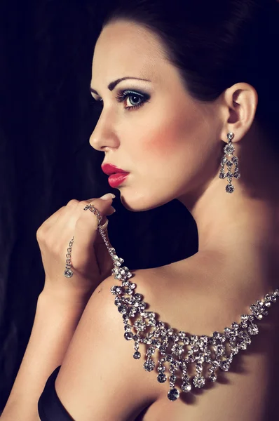 Μόδα γυναίκα με πολύτιμες διακοσμήσεις κοσμήματα. — Φωτογραφία Αρχείου