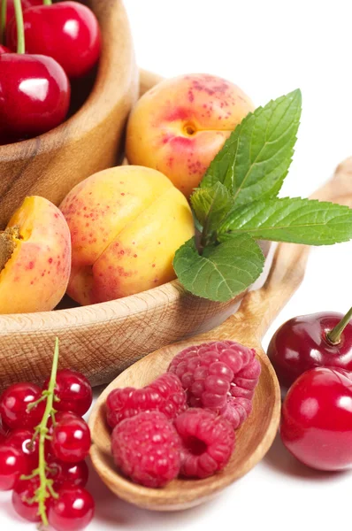 Välsmakande blandning berry i skål på vit bakgrund — Stockfoto