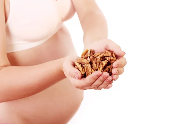 Embarazo y nutrición - mujer embarazada con nueces —  Fotos de Stock