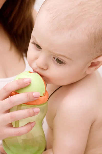 Moederdag hand voeding babyjongen — Stockfoto