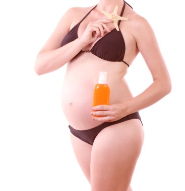 Deniz yıldızı ve güneş losyonu kadınla hamile bikini