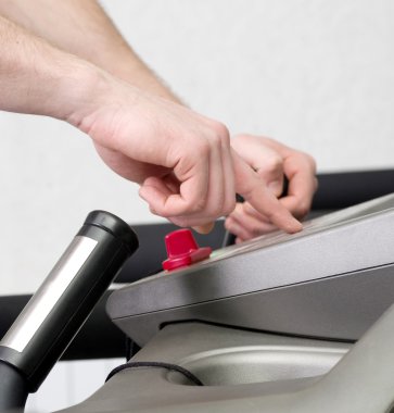 spor salonunda yakışıklı genç kas spor adamı