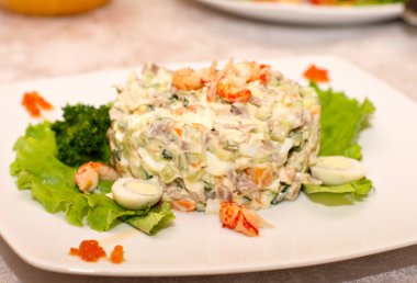 yemekler ve servis masasına yemek