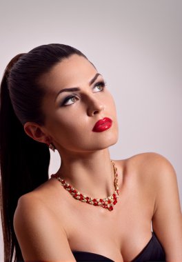 kadın moda takı değerli süslemeleri ile