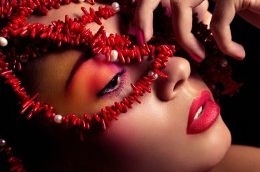 makyaj ile güzel bir genç kadın. moda portre
