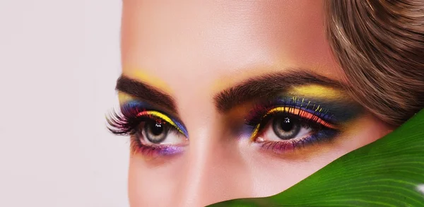 Hermosa joven con maquillaje. Retrato de moda — Foto de Stock