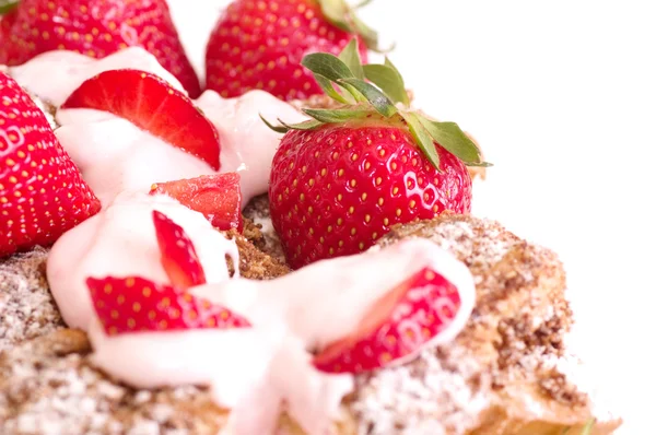 Rå jordgubb och välsmakande kaka — Stockfoto
