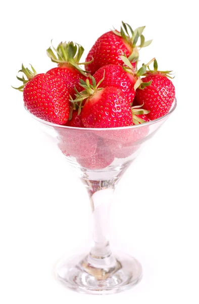 Fresa en vaso de martini aislado sobre fondo blanco — Foto de Stock