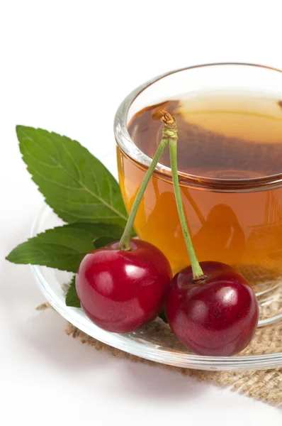 Té de frutas en taza con cereza roja —  Fotos de Stock