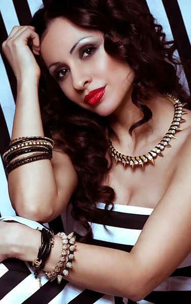 Fashion woman with jewelry precious decorations — Stock Photo, Image
