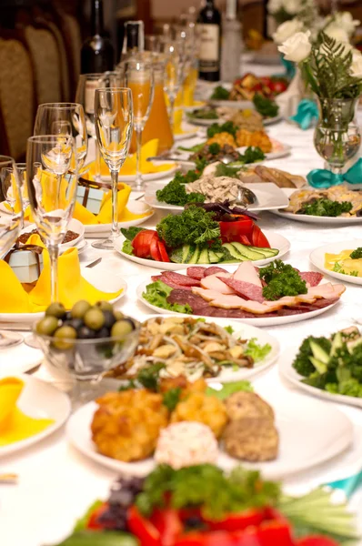 Gerichte und Speisen auf dem servierten Tisch — Stockfoto